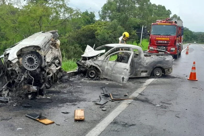 Colisão entre veículos na BR-494 deixa dois mortos e um ferido