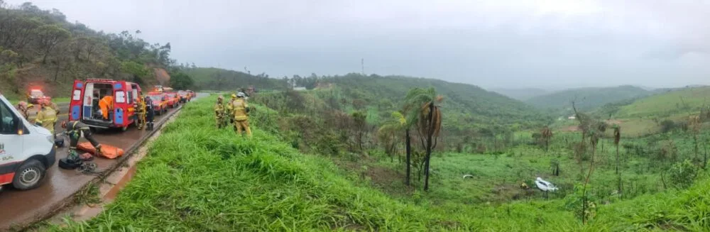 Carro cai em ribanceira de 30 metros na BR-381 e mobiliza bombeiros e Samu