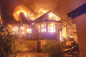 Incêndio de grandes proporções destrói imóvel no Jardim Canadá, em Nova Lima