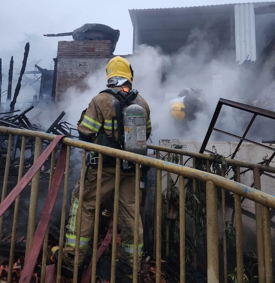 Incêndio de grandes proporções destrói imóvel no Jardim Canadá, em Nova Lima