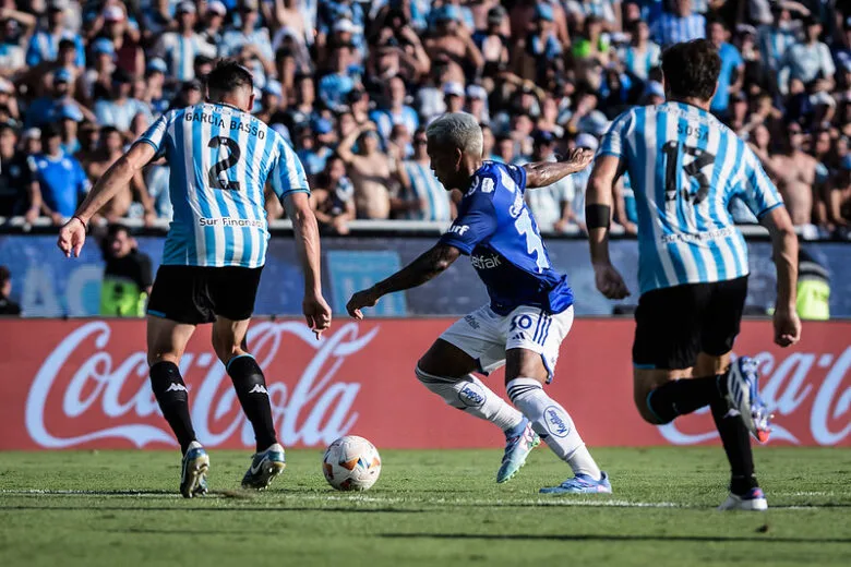 Cruzeiro paga por apatia no 1º tempo, e Racing conquista a Copa Sul-Americana