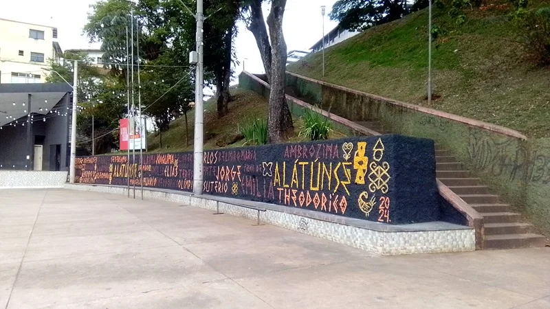 Muro da Praça do Povo é grafitado com nomes de escravizados pioneiros na história de João Monlevade