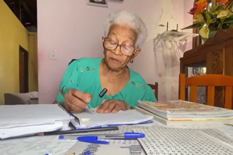 Um exemplo de excelência! Idosa de 82 anos volta aos estudos e ganha medalha em Olimpíada de Matemática