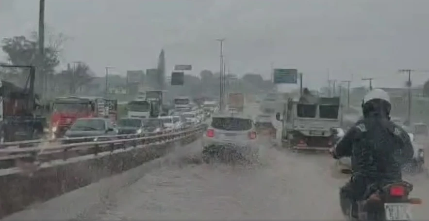 Viaduto do Anel Rodoviário fica alagado após forte chuva em BH nesta terça-feira