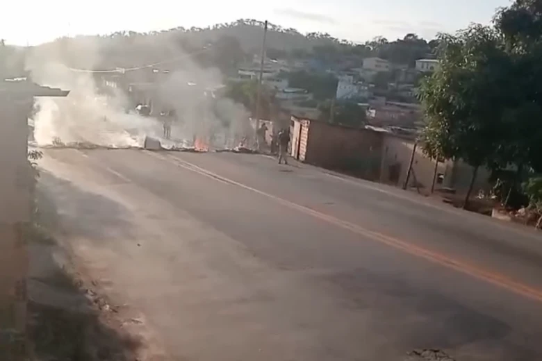 BR-381: manifestantes fecham rodovia nos dois sentidos em Sabará