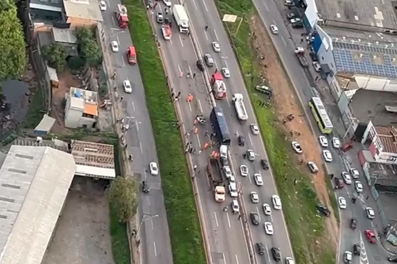 Ônibus perde o freio, provoca acidente no Anel Rodoviário e deixa 20 pessoas feridas; confira o vídeo