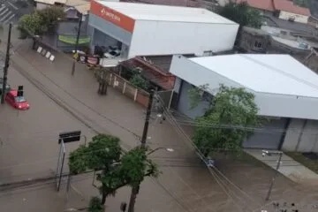 Chuva forte alaga ruas em Belo Horizonte nesta quarta-feira