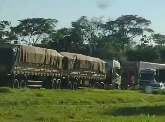 Mais uma vez: carreta é flagrada na contramão de direção no trevo de Caeté, na BR-381; veja o vídeo