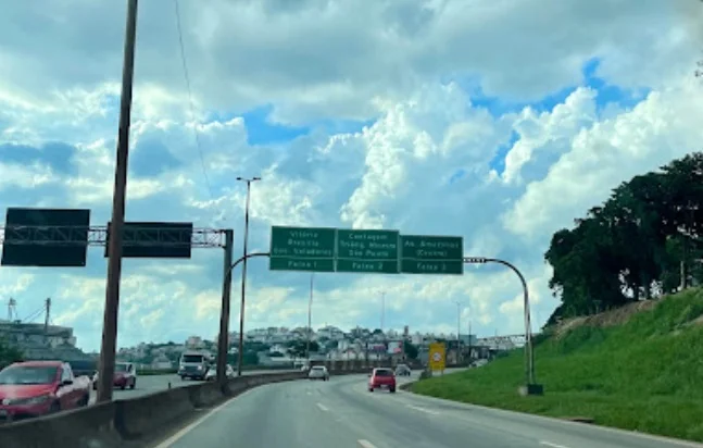 Batida entre caminhão e carro trava o Anel Rodoviário e provoca congestionamento em BH