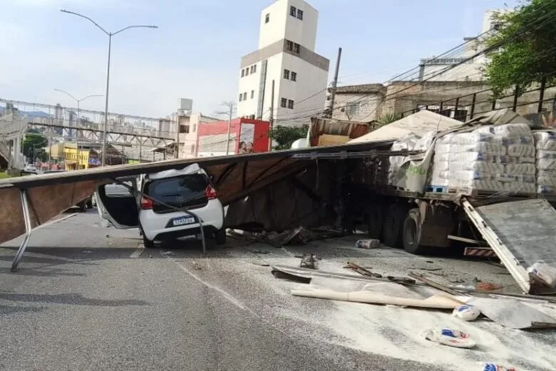 Belo Horizonte: acidente entre carreta e carro interdita avenida Cristiano Machado e causa lentidão