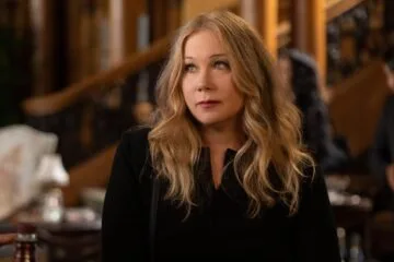 Atriz Christina Applegate, de “Friends”, relata dores por esclerose múltipla: “Eu me deito na cama gritando”