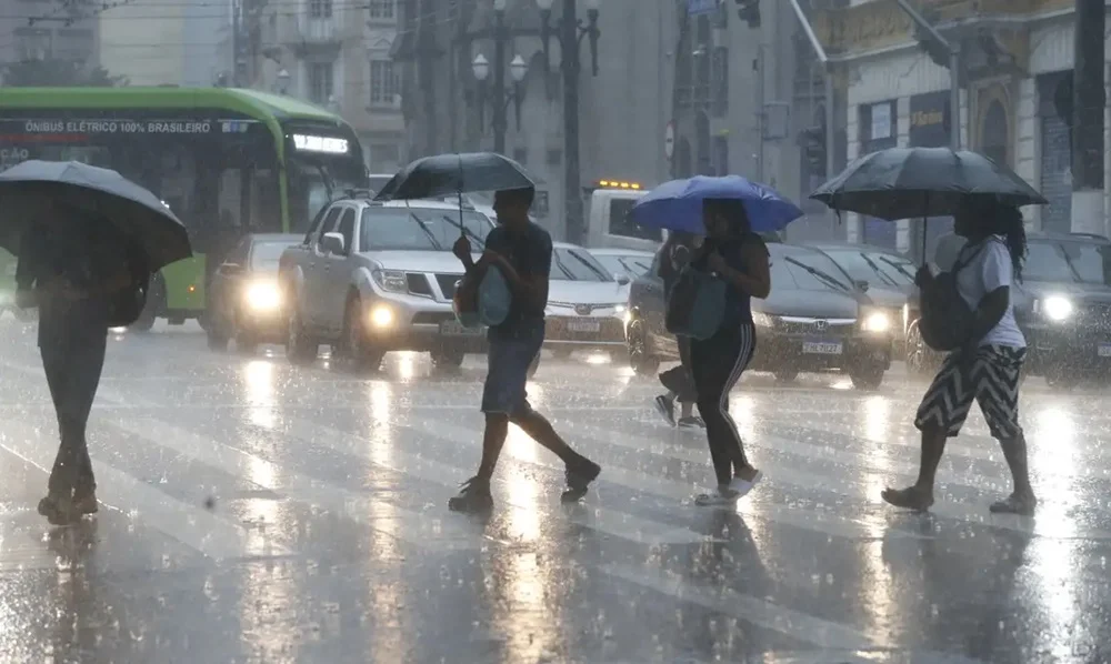 Final de semana deve ser com chuva; confira a previsão do tempo