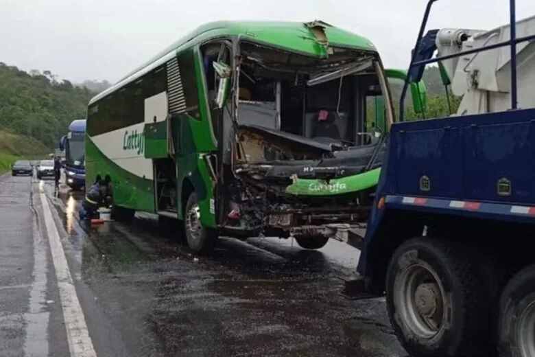 Acidente entre dois ônibus na BR-040 deixa nove feridos leves em Simão Pereira