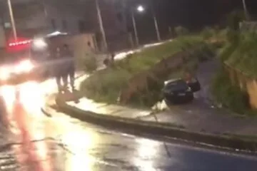 Carro cai em canal durante chuva em Itabira na noite de sábado