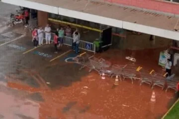 Temporal provoca alagamentos e queda de muro em um supermercado de Ouro Branco
