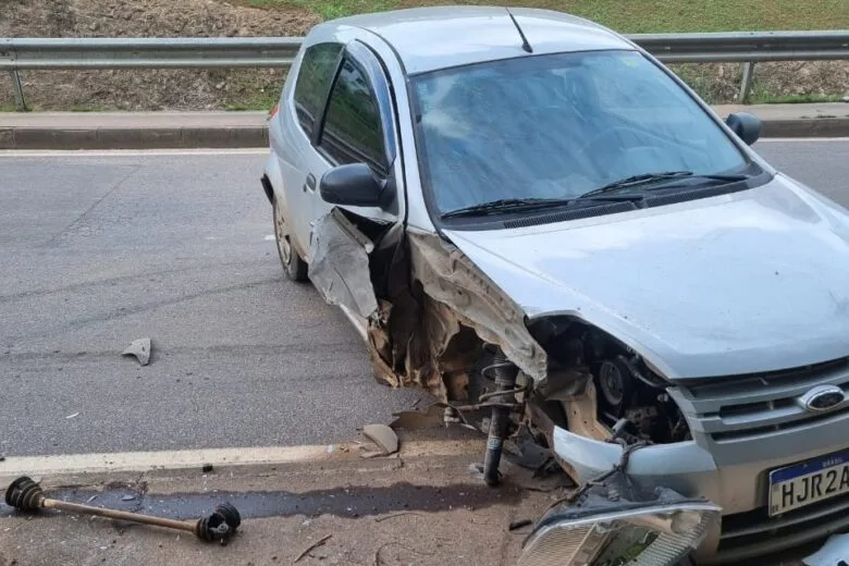 Motorista perde controle e atinge poste na avenida Machado de Assis, em Itabira