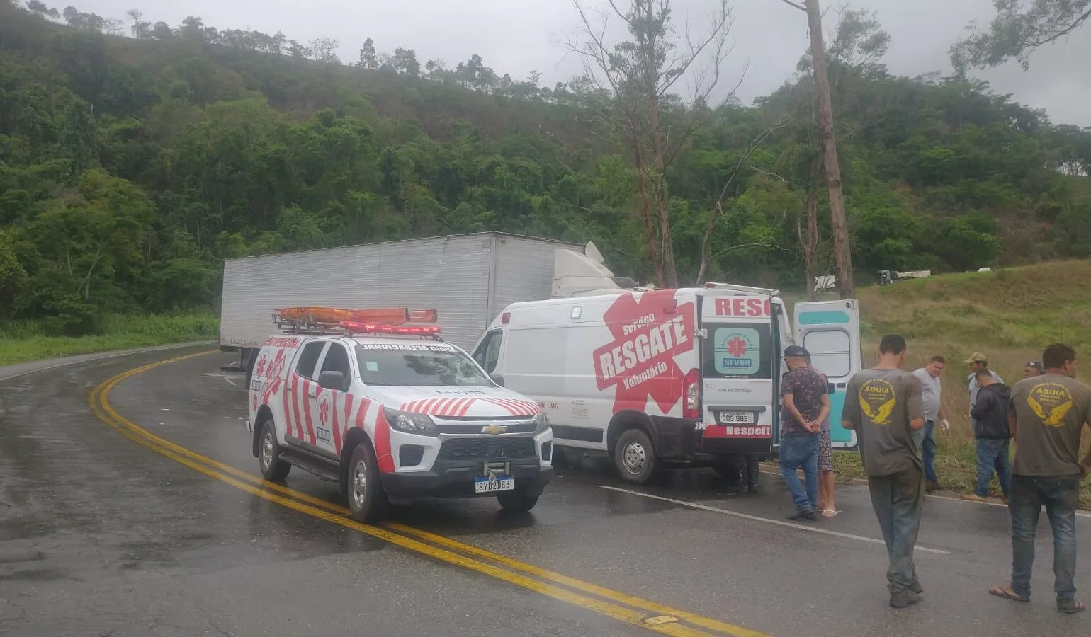 Colisão entre carreta e caminhão deixa motorista ferido na BR-381, em João Monlevade