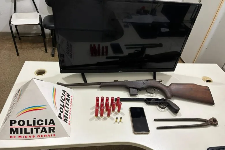 Polícia Militar recupera veículo roubado, apreende armas e munições na MG-129, em Catas Altas