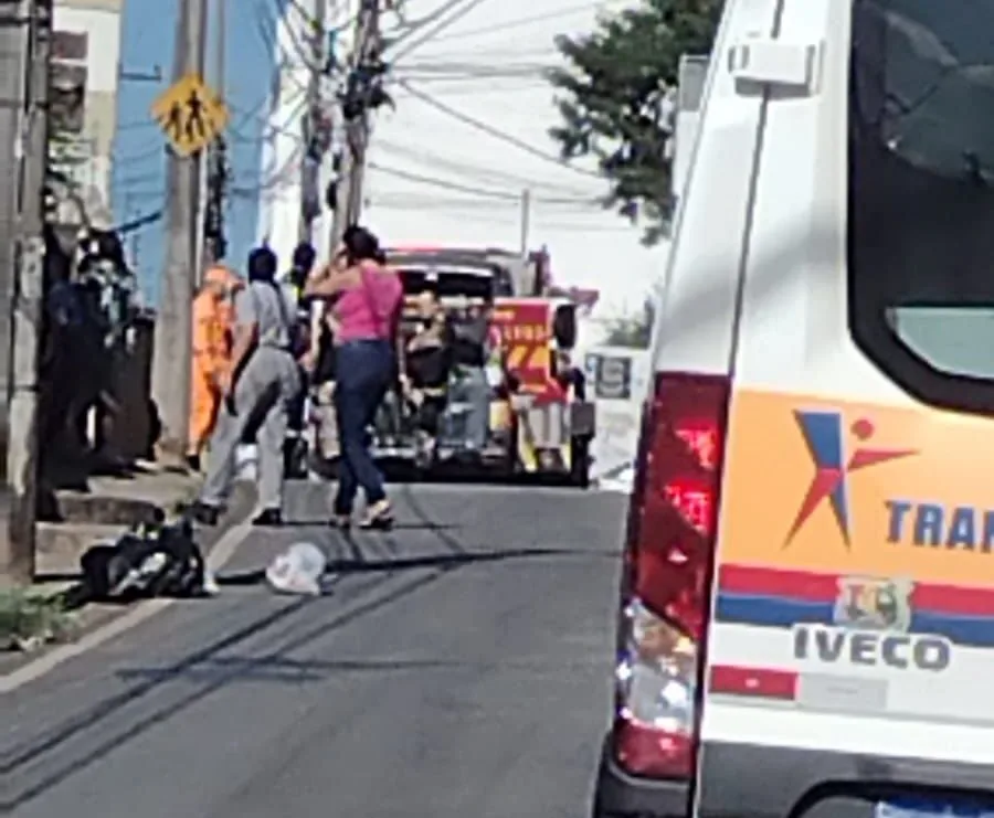 Incêndio em um Chevette estacionado na Esplanada da Estação mobiliza bombeiros em Itabira