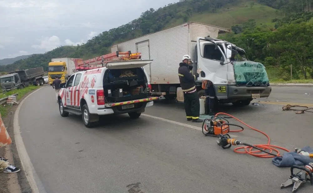 Acidente com três veículos e deixa quatro feridos na BR-381, entre João Monlevade e São Gonçalo do Rio Abaixo