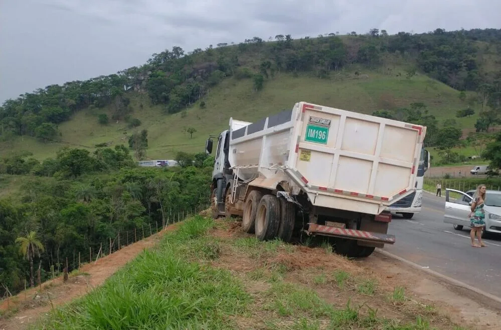 Acidente com três veículos e deixa quatro feridos na BR-381, entre João Monlevade e São Gonçalo do Rio Abaixo