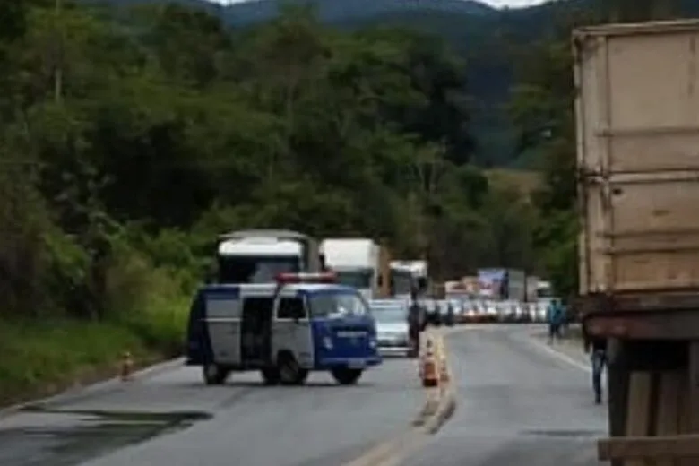 Acidente entre carro e carreta bloqueia BR-381 em Nova Era