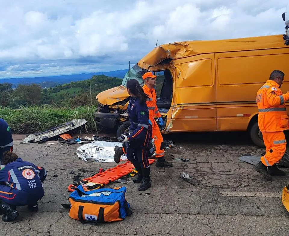 Colisão entre van, caminhão e carreta deixa vítima fatal na BR-381, em Caeté; rodovia está parcialmente interditada