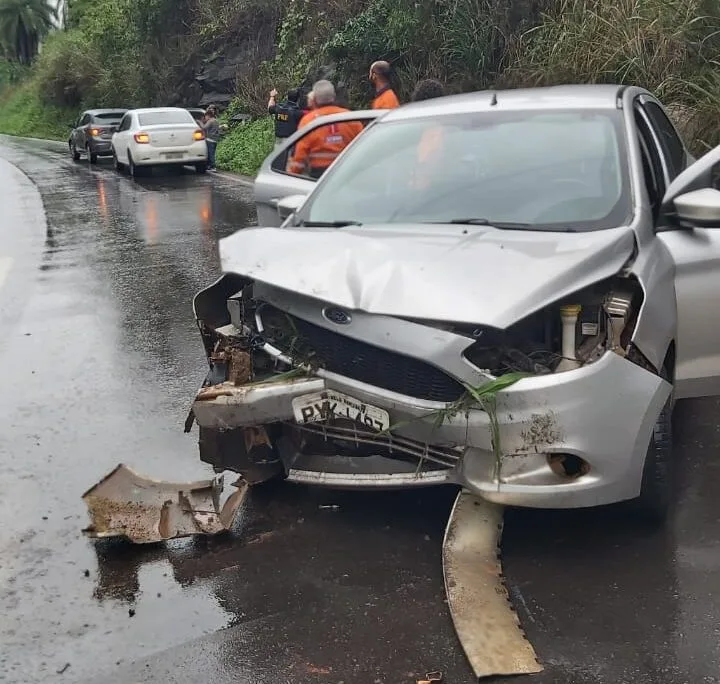 Carro derrapa e bate em barranco na BR-381, entre São Gonçalo do Rio Abaixo e João Monlevade