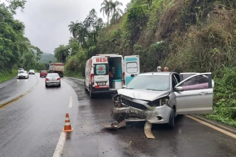 Carro derrapa e bate em barranco na BR-381, entre São Gonçalo do Rio Abaixo e João Monlevade