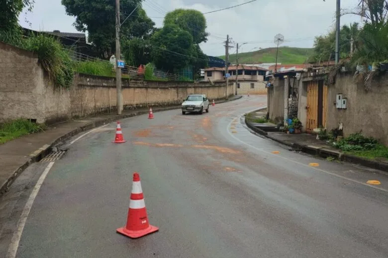 Caminhão derrama óleo na pista e causa série de acidentes em Itabira