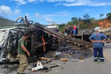 Grave acidente na BR-381 deixa motoristas presos às ferragens e mais de dez feridos; trânsito está interditado em Caeté