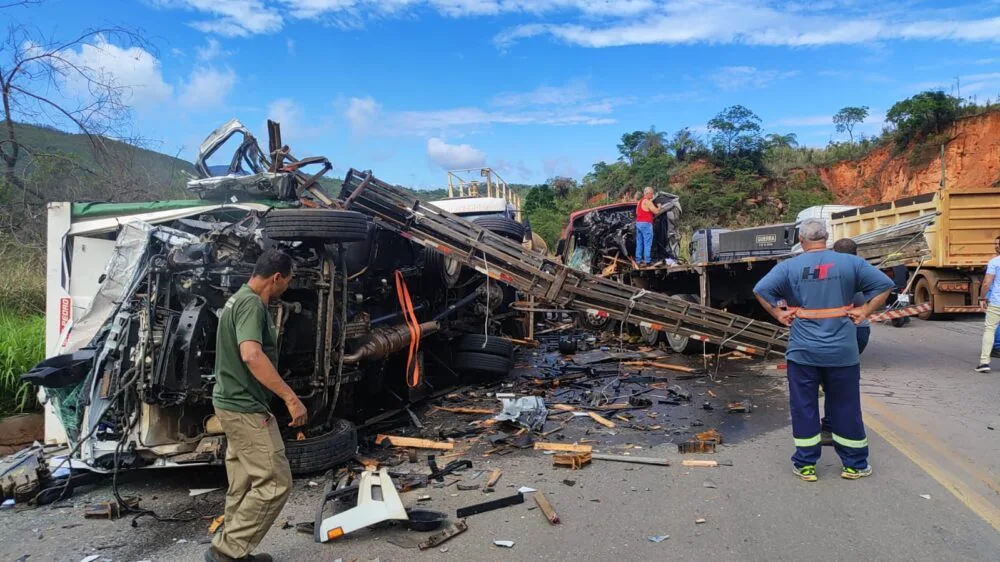 Grave acidente na BR-381 deixa motoristas presos às ferragens e mais de dez feridos; trânsito está interditado em Caeté