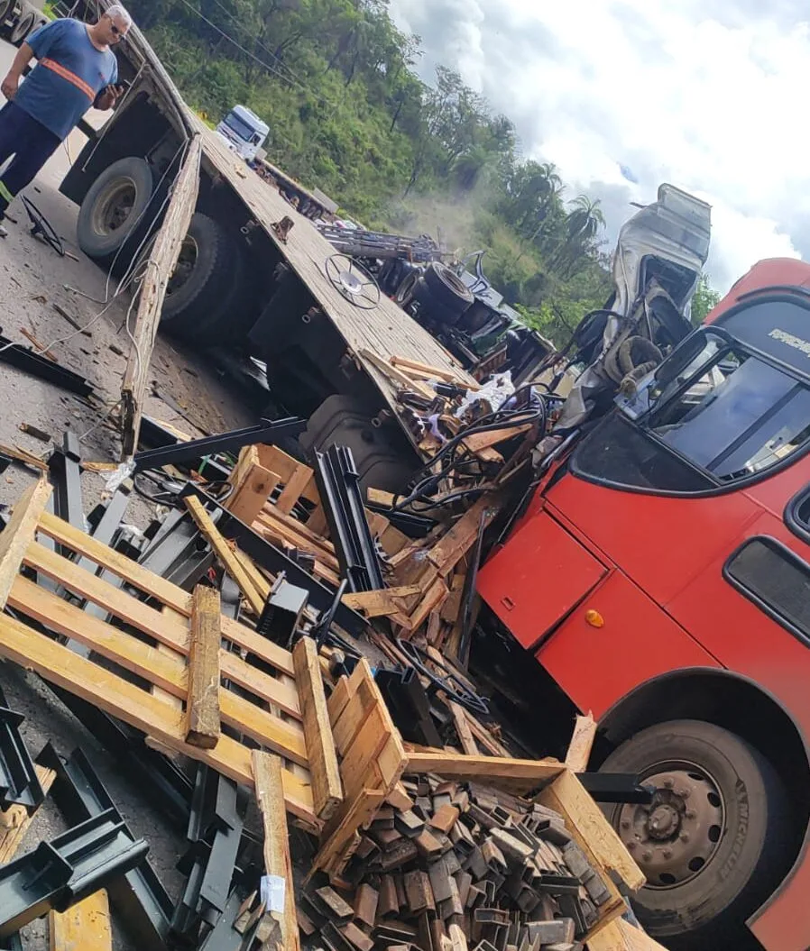 Grave acidente na BR-381 deixa motoristas presos às ferragens e mais de dez feridos; trânsito está interditado em Caeté