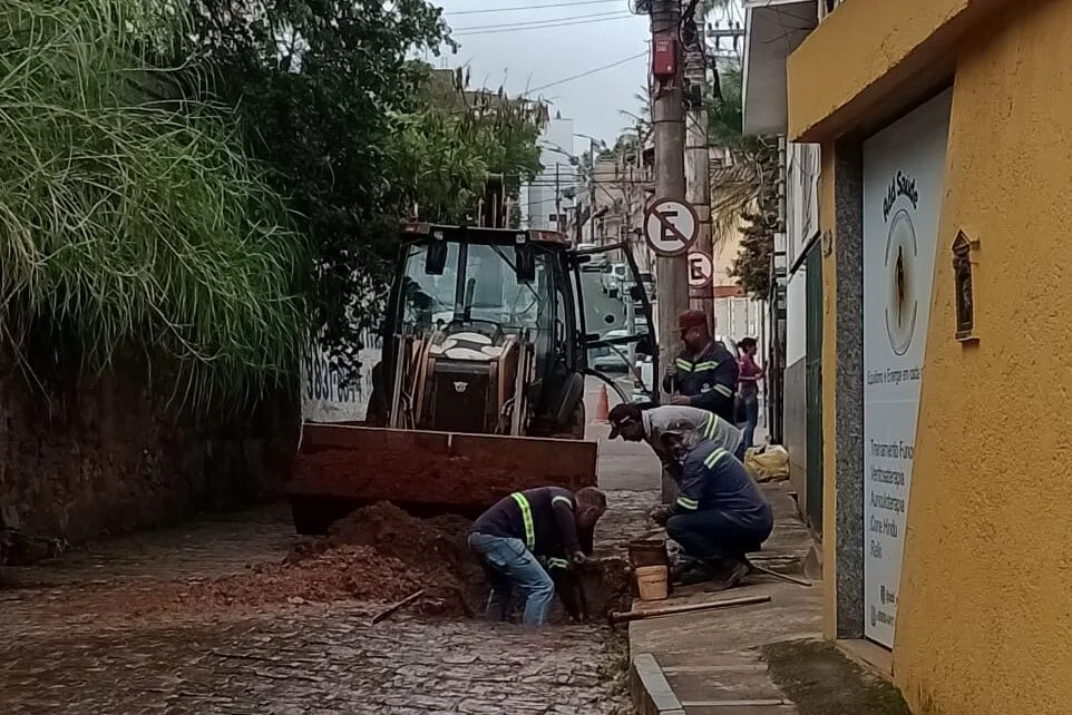 Saae realiza manutenção na rede de água e interdita trecho da rua Major Lage, no Centro de Itabira