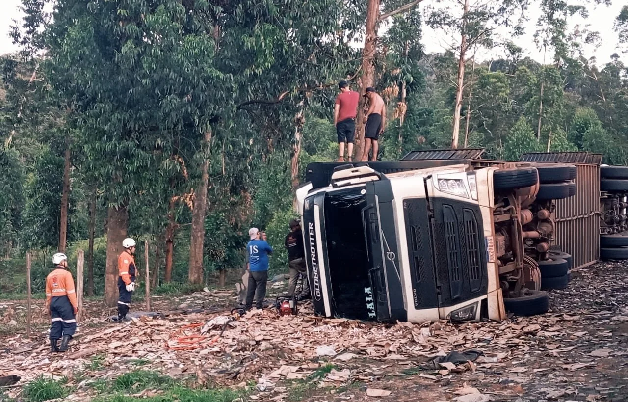 Caminhão carregado com bois tomba na BR-381; motorista é resgatado com ferimentos