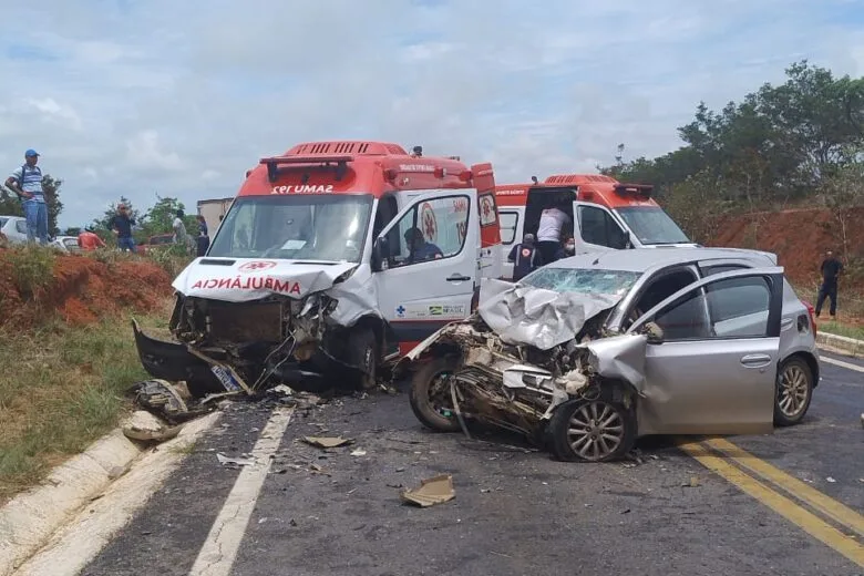 Colisão entre ambulância do Samu e carro deixa dois mortos e quatro feridos na MG-202