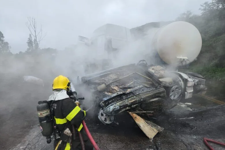 BR-262: Acidente grave entre carro e carreta deixa dois mortos em Caeté