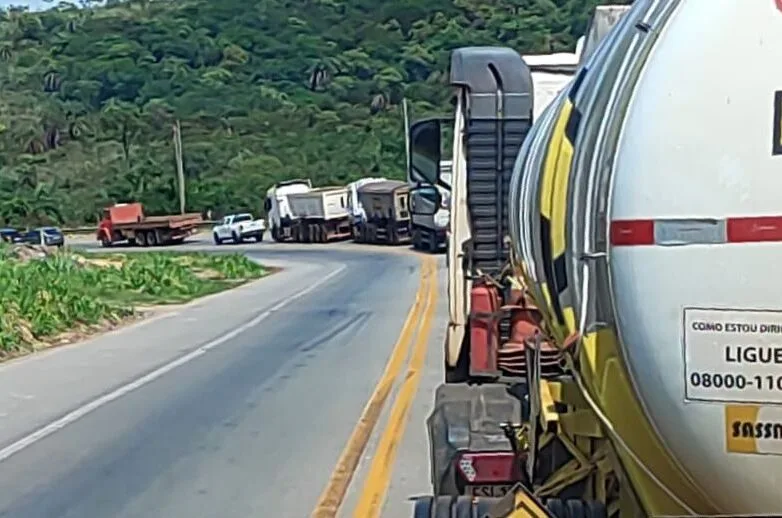 Incêndio em carreta carregada de minério mobiliza bombeiros na BR-381