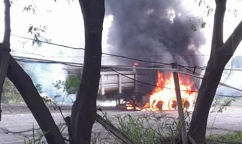 Incêndio em carreta carregada de minério mobiliza bombeiros na BR-381