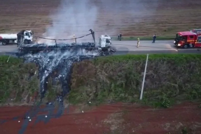 Carreta carregada com fios de poliéster pega fogo na BR-267