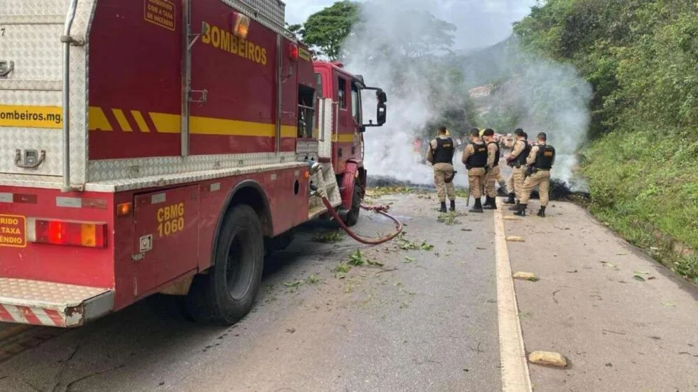 Carreta carregada com fios de poliéster pega fogo na BR-267