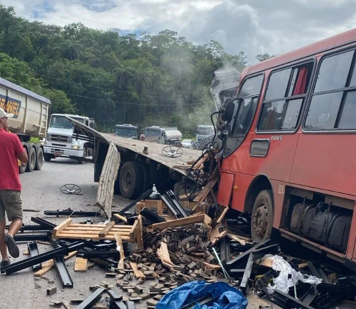 Grave acidente na BR-381 deixa motoristas presos às ferragens e mais de dez feridos; trânsito está interditado em Caeté