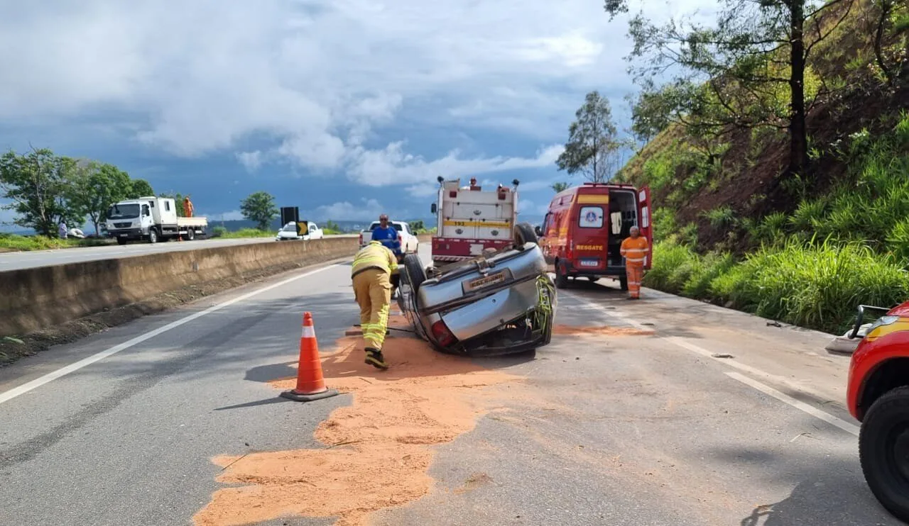 Capotamento de carro mobiliza Corpo de Bombeiros na BR-262