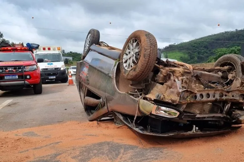 Capotamento de carro mobiliza Corpo de Bombeiros na BR-262