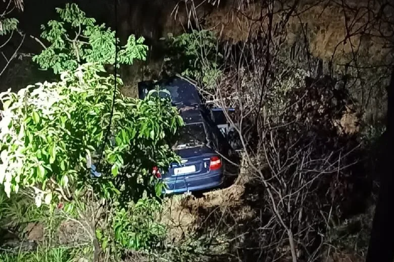 Capotamento de carro deixa um morto e quatro feridos na BR-365