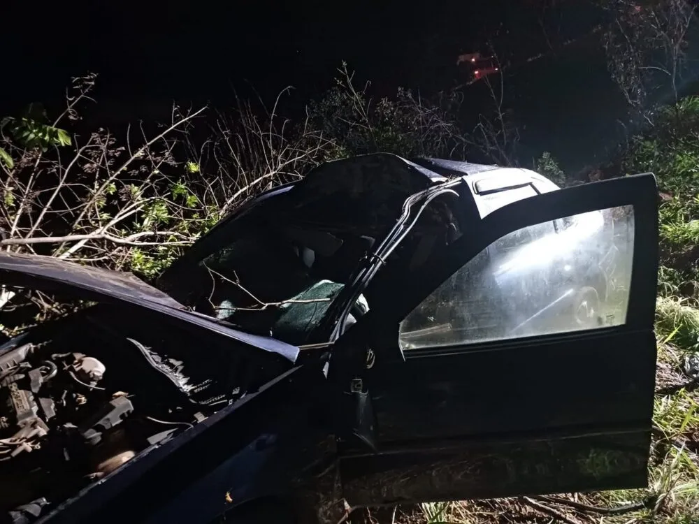 Capotamento de carro deixa um morto e quatro feridos na BR-365