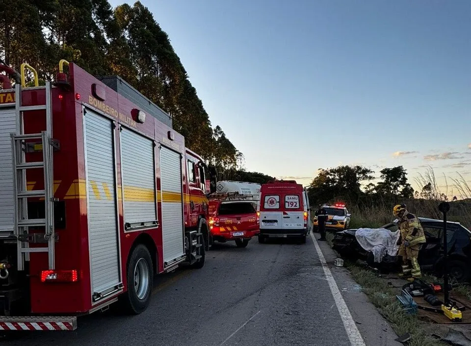 Colisão entre dois carros e uma carreta deixa um morto e uma mulher ferida na BR-265