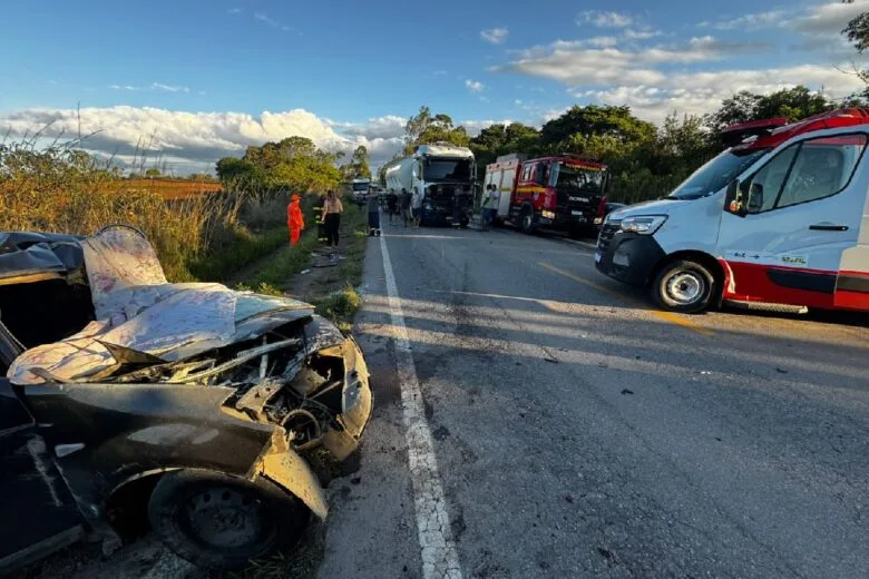 Colisão entre dois carros e uma carreta deixa um morto e uma mulher ferida na BR-265