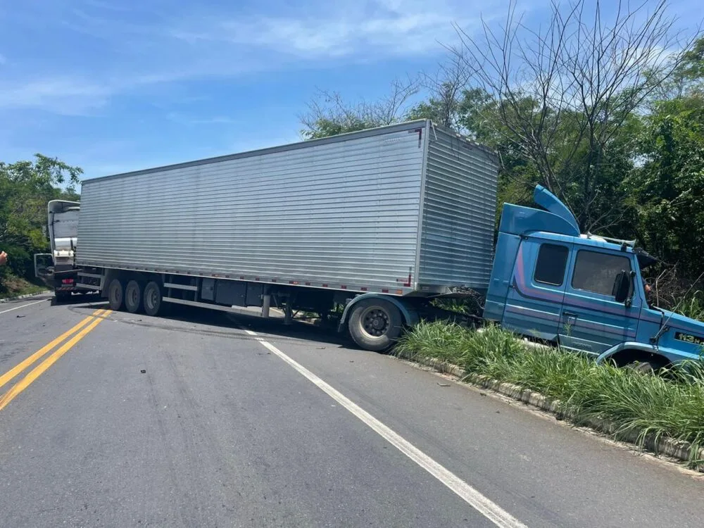 Colisão frontal deixa uma pessoa presa às ferragens na BR-251