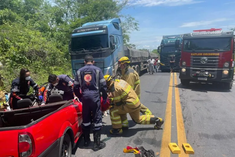 Colisão frontal deixa uma pessoa presa às ferragens na BR-251